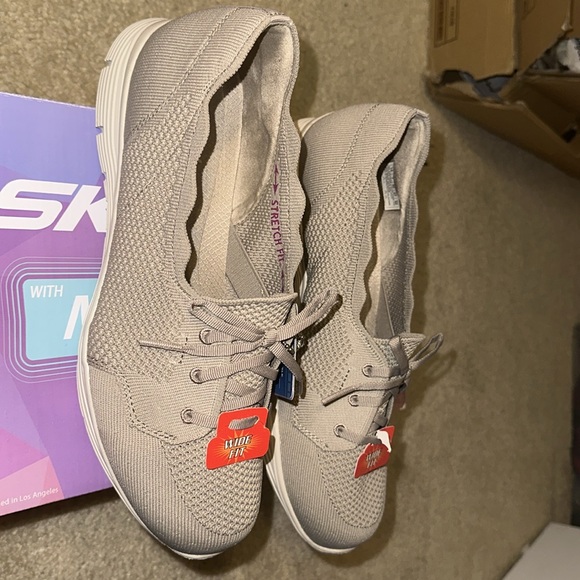Skechers memory foam knit sneaker scallop edge - Picture 5 of 16